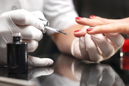 Manikīrs + pedikīrs ar lakošanu VAI roku un kāju SPA SIBI salonā