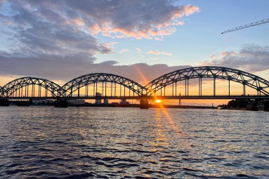 Saulrieta brauciens ar kuģīti pa Rīgas kanālu un Daugavu diviem 