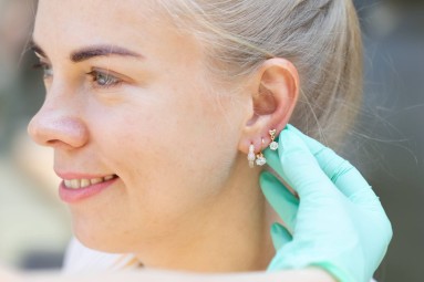 Ausu caurduršana Nela Gems studijā (2 caurumi)
