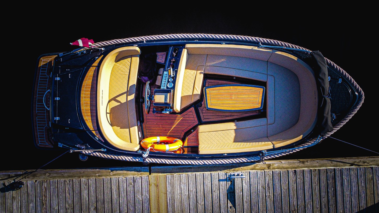 Веселая поездка по городскому каналу на лодке Капитана “Dāvids” (6 перс.)