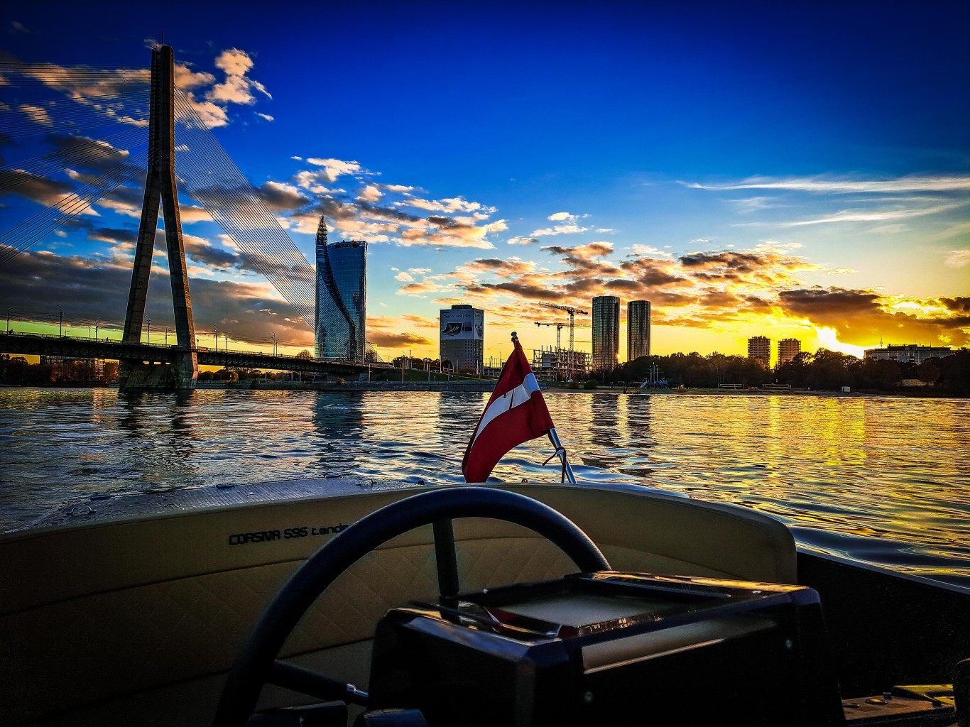 Семейная поездка по городскому каналу на лодке Капитана “Dāvids” (7 перс.)