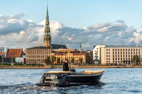 Pilsētas kanāla brauciens ar Kapteiņa Laivu Dāvids, 8 pers.
