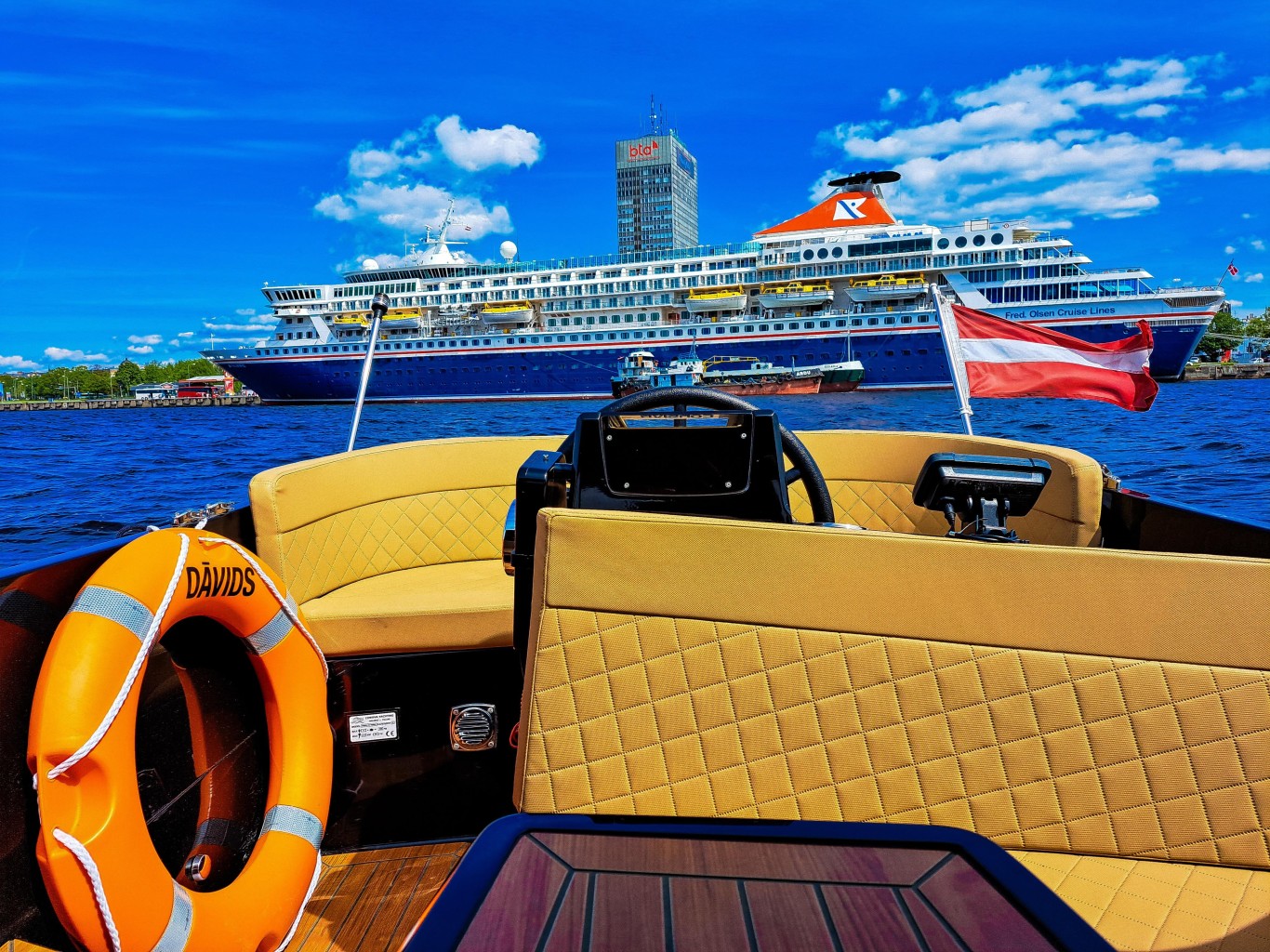 Поездка по городскому каналу на лодке Капитана "Dāvids" (9 перс.)