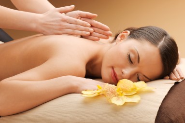 Atslābinoša muguras un pēdu aroma masāža – Activ&SPA Rīgā