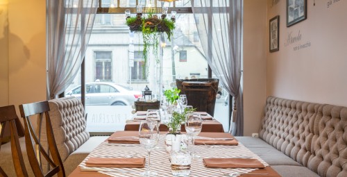 Picas un dzērieni diviem itāļu restorānā Da Roberta Rīgā