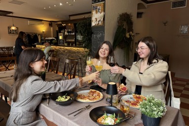 Picas un dzērieni diviem itāļu restorānā Da Roberta Rīgā