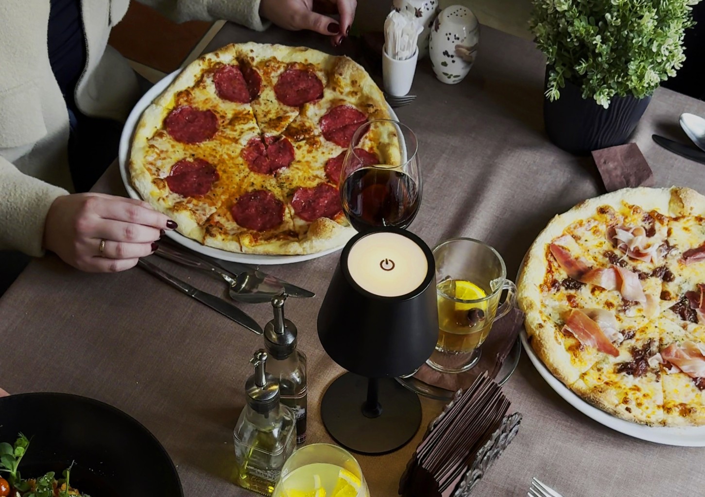 Picas un dzērieni diviem itāļu restorānā Da Roberta Rīgā