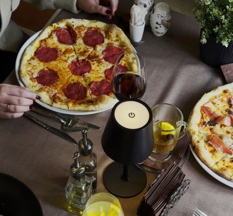 Picas un dzērieni diviem itāļu restorānā Da Roberta Rīgā