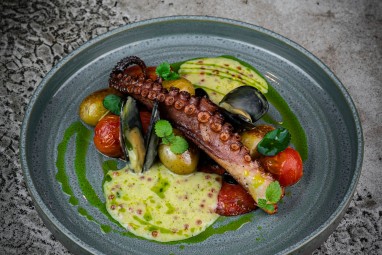 Vakariņas sveču gaismā Table 7 gastrobārā Vecrīgā 