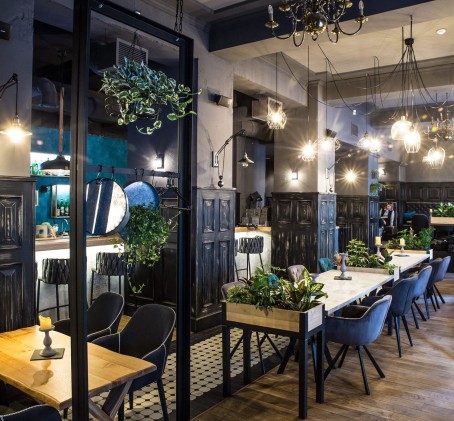 Vakariņas sveču gaismā Table 7 gastrobārā Vecrīgā