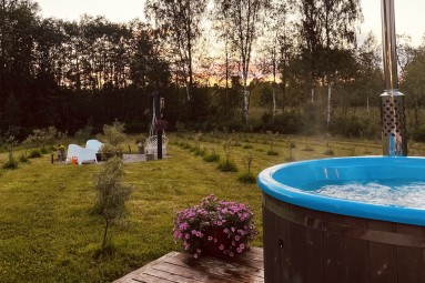 Smiltsērkšķu namiņš – 1 nakts dabas ielokā un kubls diviem