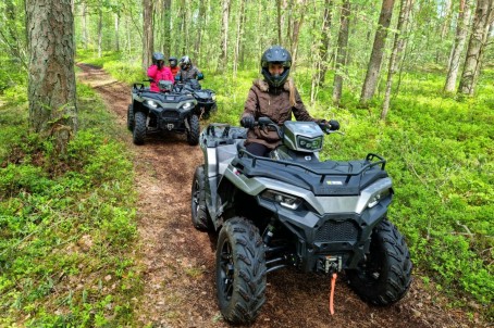 Izbauciens ar divvietīgu kvadraciklu – 3 st., 1-2 personām