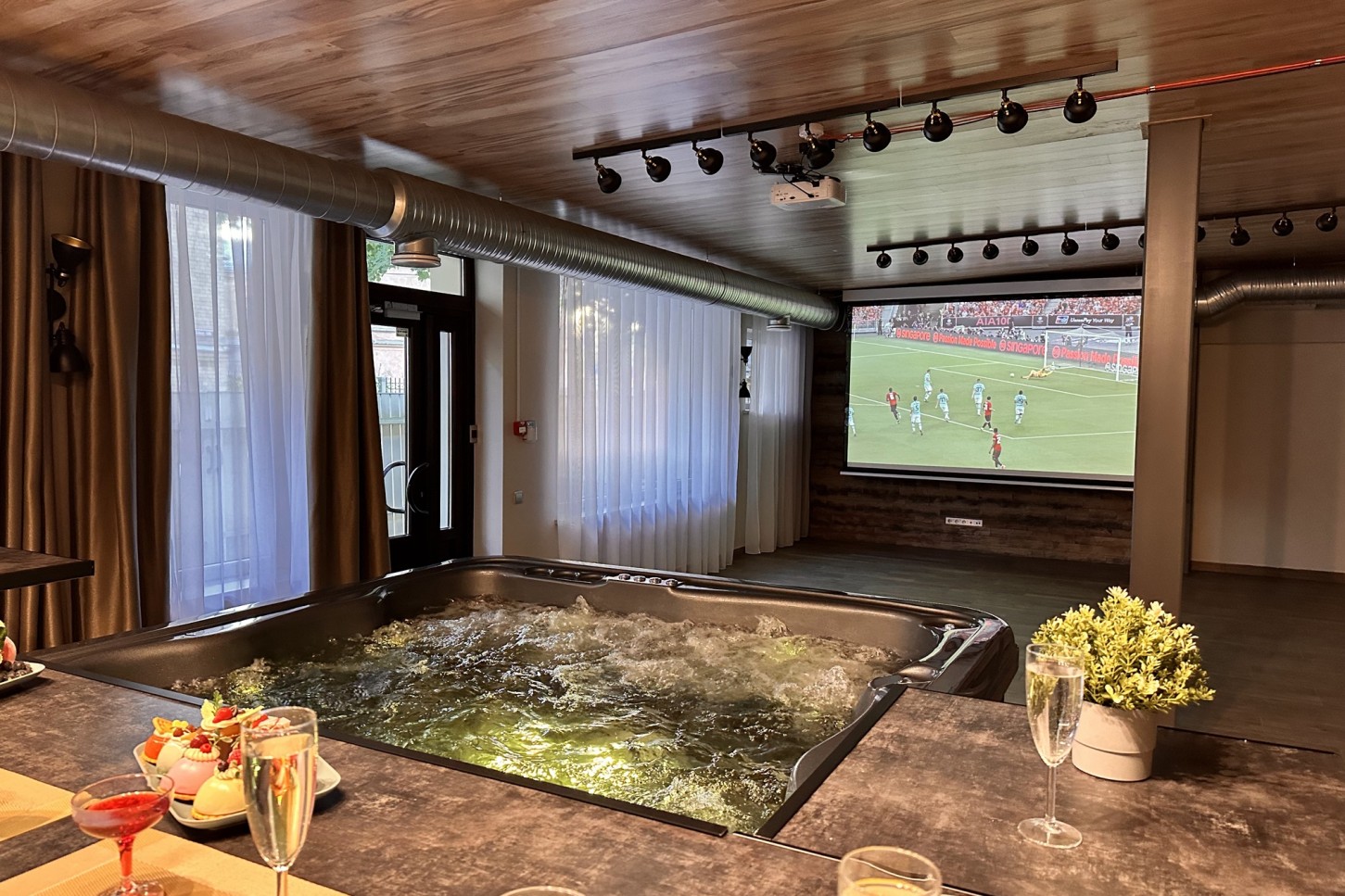 Ekskluzīvs kino un SPA piedzīvojums Rīgā – pārim vai draugiem