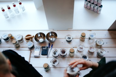 Džina darīšanas meistarklase ŌBDO džina darītavā Rīgā