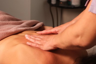 Mobilizējošā kakla zonas masāža – Impulse Riga