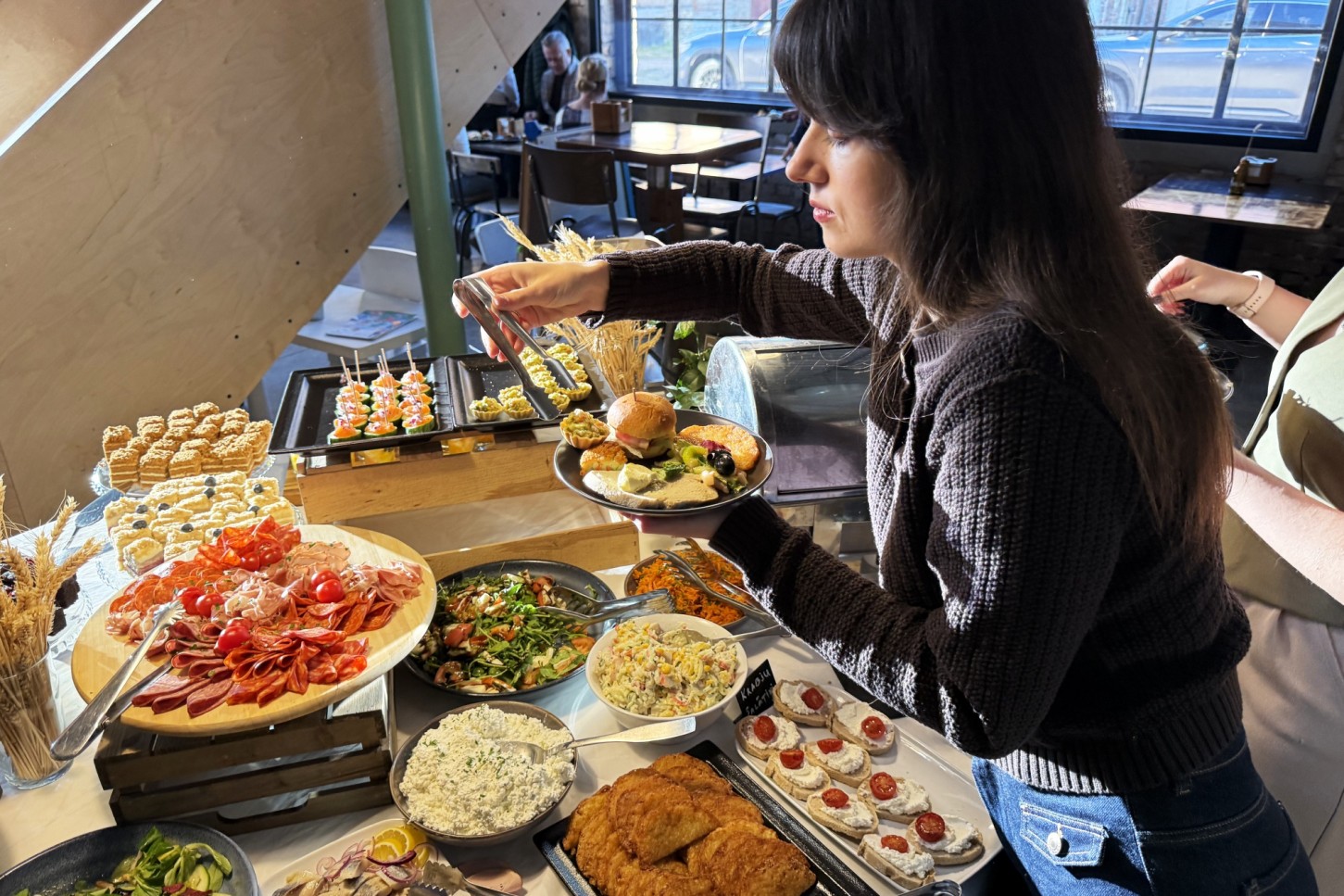 Brančs Brūzis Manufaktūrā: 2 pieaugušie, pusaudzis un bērns