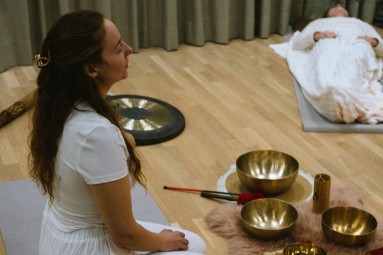 Skaņu meditācija ar kaķiem – harmoniskiem mirkļiem diviem