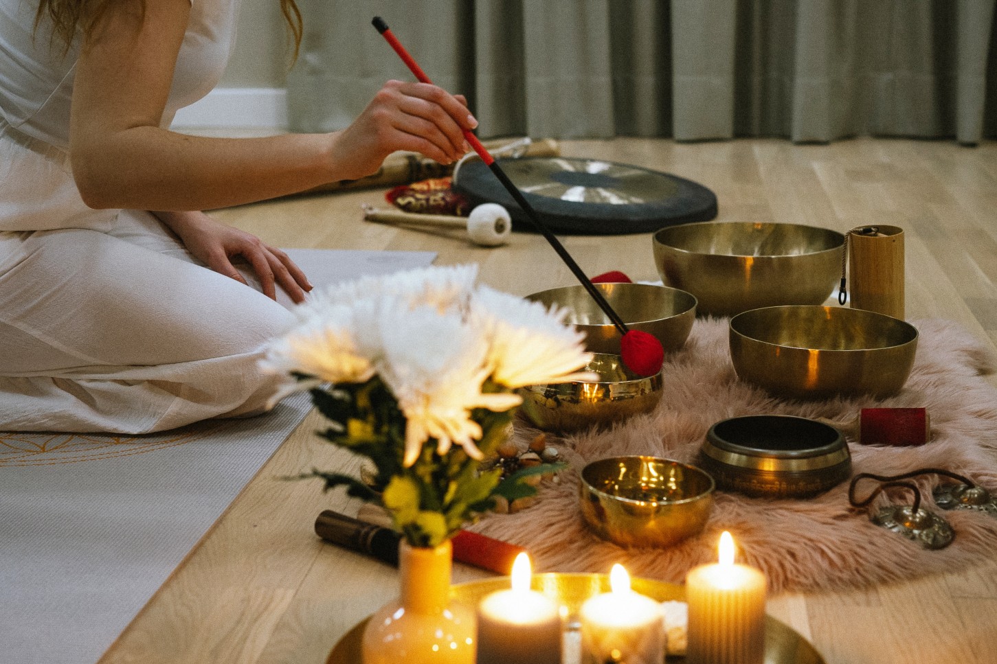 Skaņu meditācija ar kaķiem – harmoniskiem mirkļiem diviem