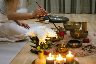 Skaņu meditācija ar kaķiem – harmoniskiem mirkļiem diviem