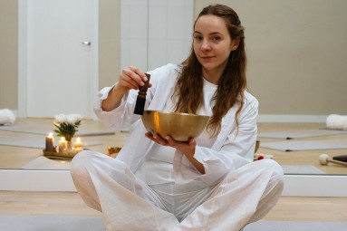 Skaņu meditācija ar kaķiem – harmoniskiem mirkļiem diviem