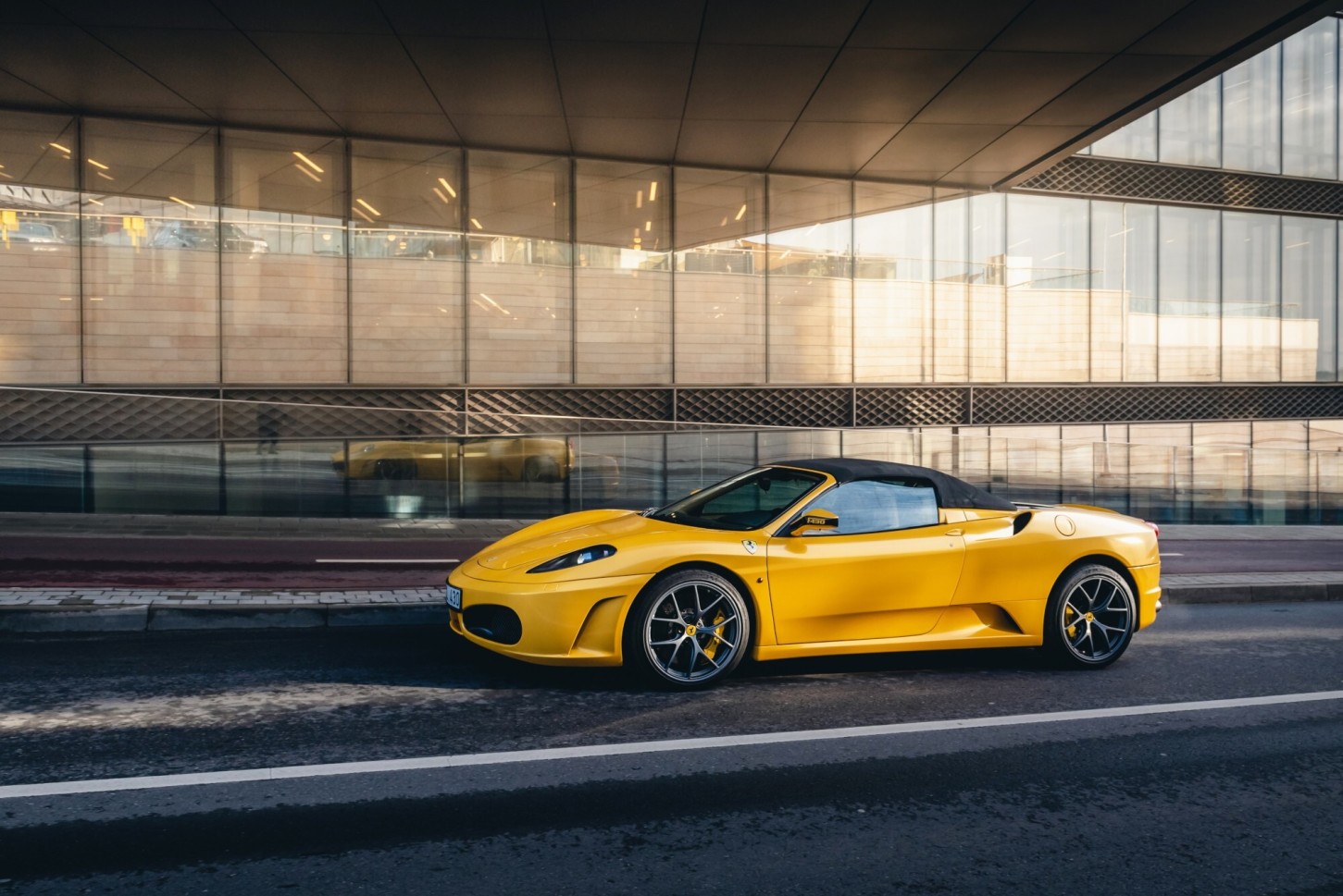 SuperDrive: Мама за рулем Ferrari F430 – 4 круга по трассе