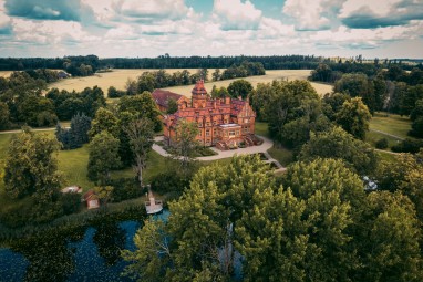 Kā pasakā: nakts un izklaides Jaunmoku pilī ģimenei (2+2)