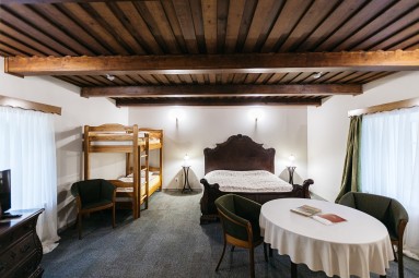 Kā pasakā: nakts un izklaides Jaunmoku pilī ģimenei (2+2)