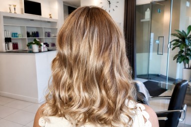Matu krāsošana Balayage tehnikā – matu garums līdz pleciem